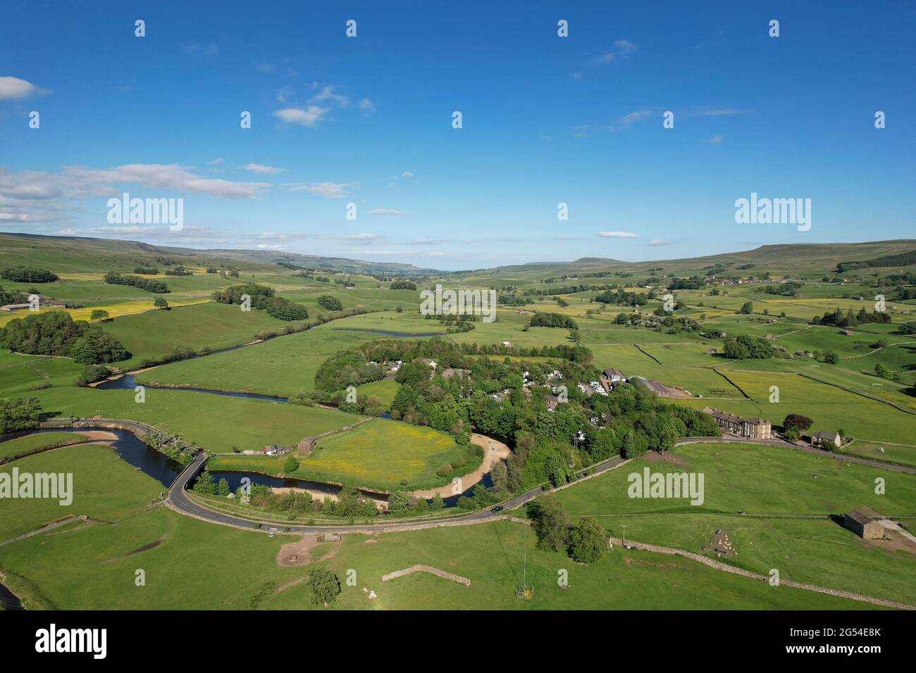 Luftaufnahme über Wensleydale, in der Nähe von Hawes im Frühsommer. North Yorkshire, Großbritannien. Stockfoto