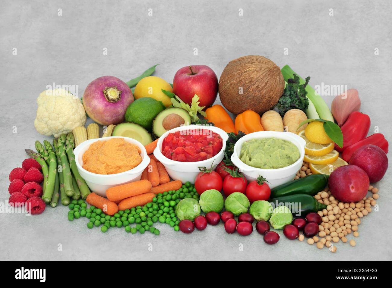 Gesundes, frisches Immunsystem, das vegane Lebensmittel für ethisches Essen mit hohem Protein-, Antioxidantien-, Anthocyaninen-, Lycopin-, Smart Carbs-, Vitamine, Ballaststoffe. Stockfoto