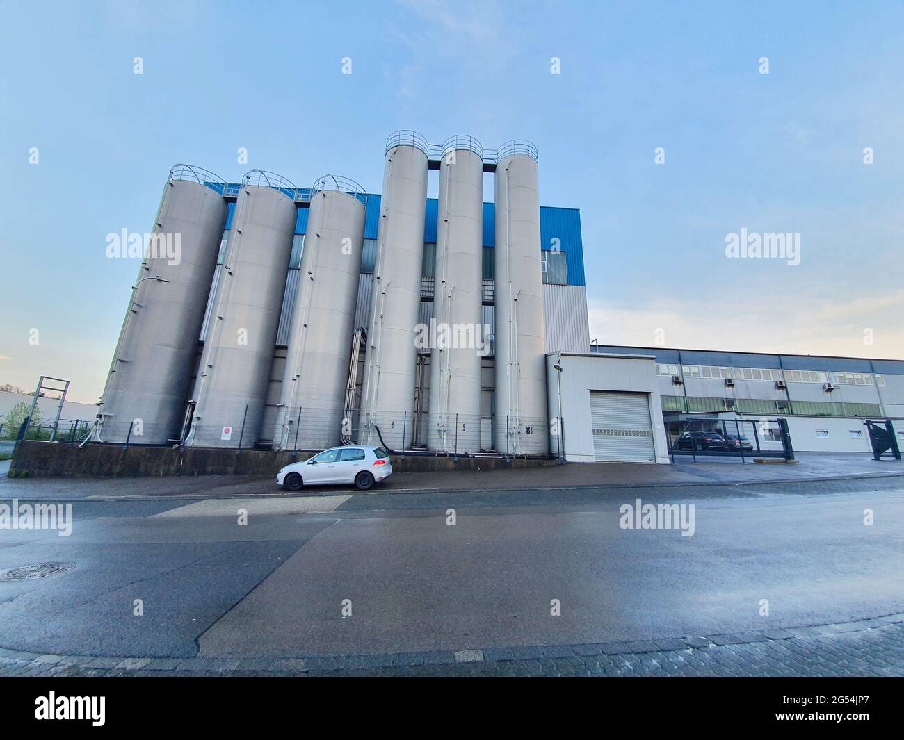 Industriegebäude mit Metallfassade Stockfoto