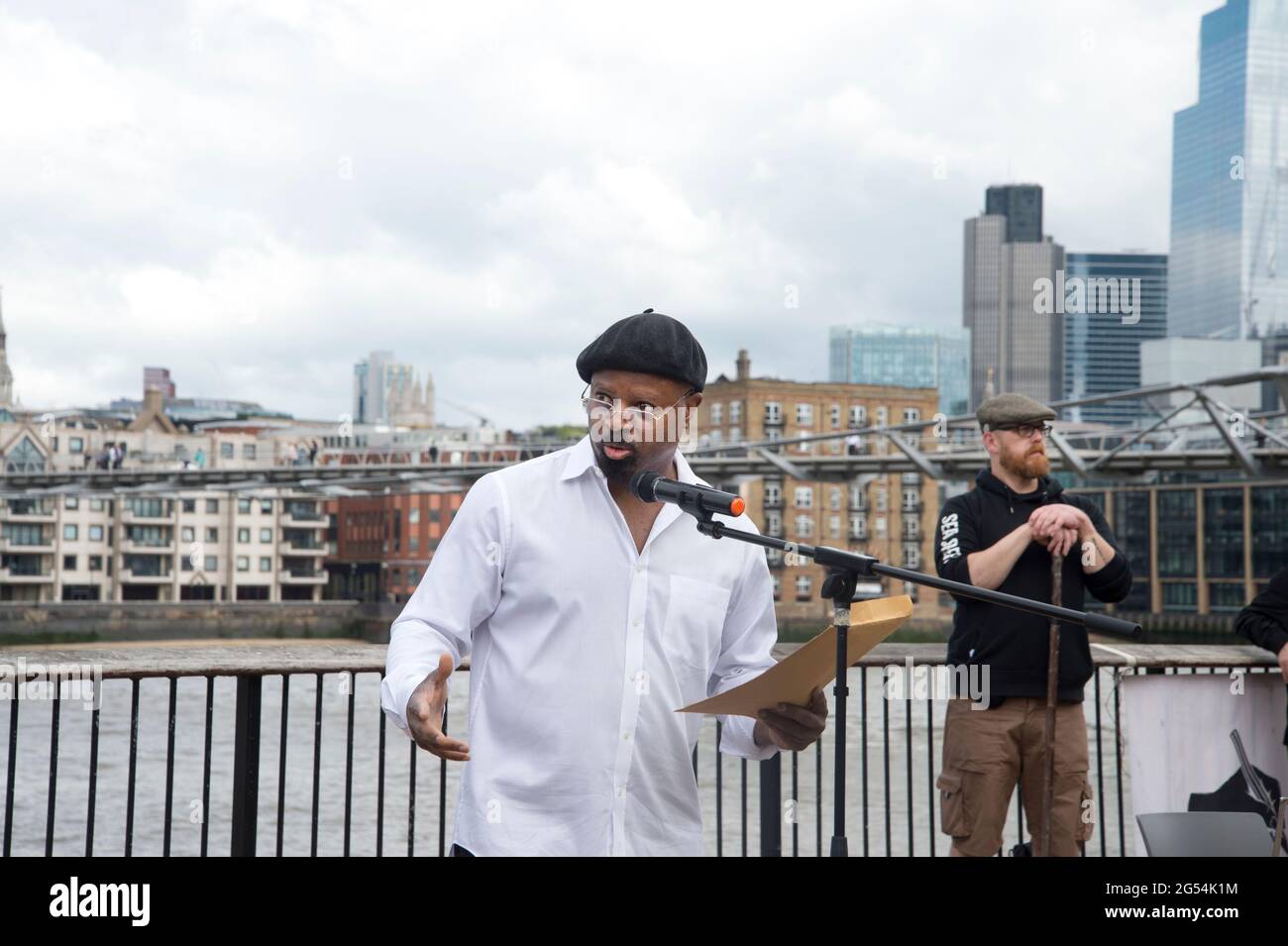 Tate Modern, London. Juli 2021. Eine Botschaft von Ben Okri an die Regierungen der Welt, die auf einem 16x4 Meter großen Teppich aus lebendem Gras gewachsen sind: Dies war die kommission Stockfoto