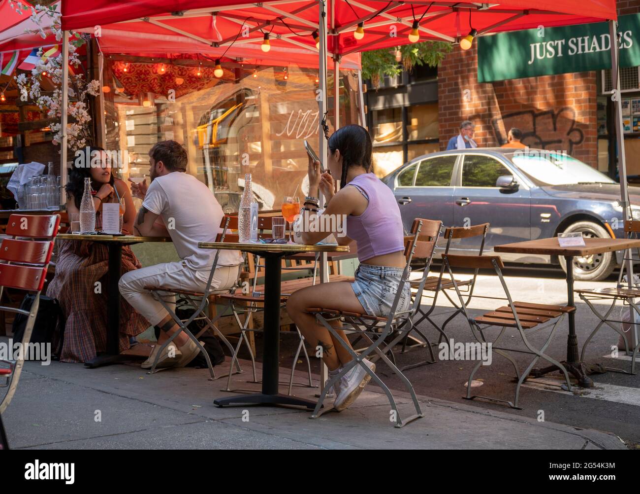 New York, USA. Juni 2021. Abendessen unter freiem Himmel im Nolita in New York am Donnerstag, den 24. Juni 2021. (ÂPhoto von Richard B. Levine) Quelle: SIPA USA/Alamy Live News Stockfoto New York, USA. Juni 2021. Abendessen unter freiem Himmel im Nolita in New York am Donnerstag, den 24. Juni 2021. (ÂPhoto von Richard B. Levine) Quelle: SIPA USA/Alamy Live News Stockfoto