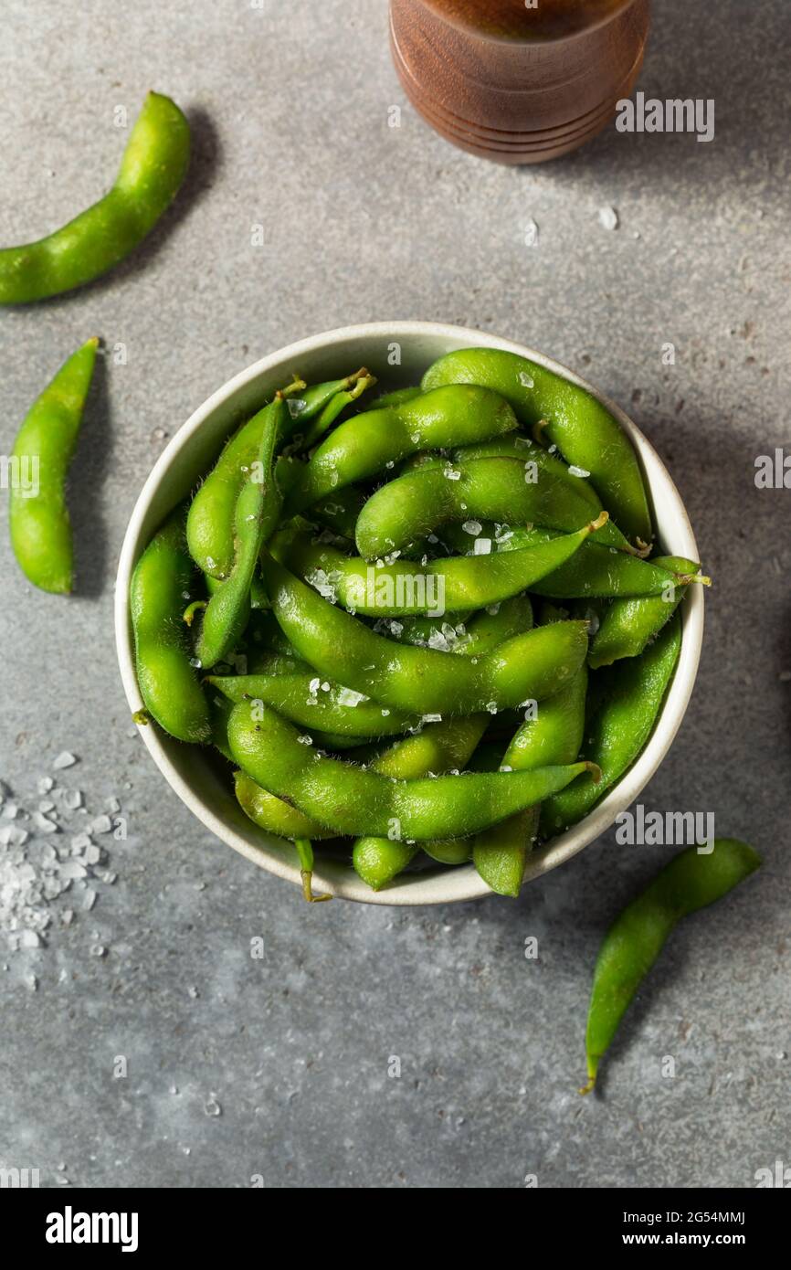 Bio Grüne Edamame-Bohnen mit Meersalz Stockfoto