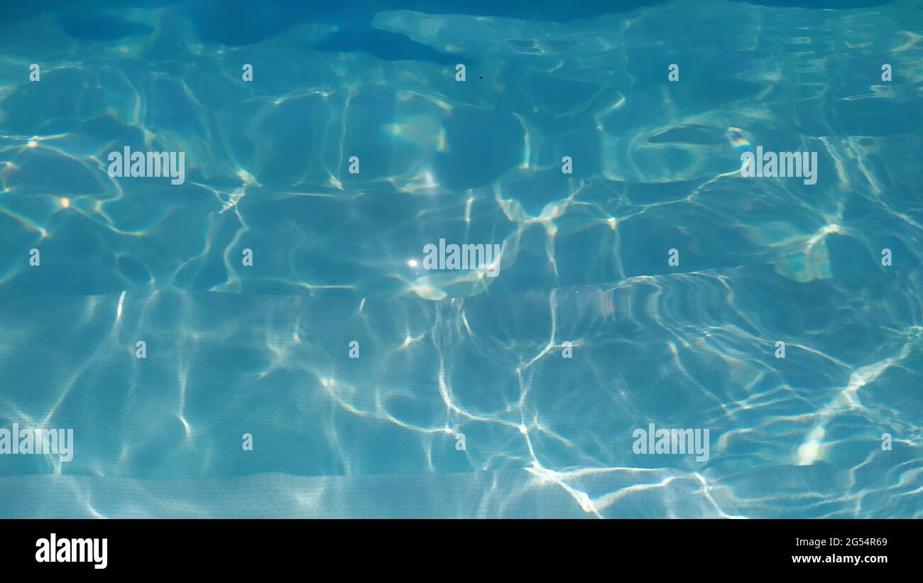 Sonnenblendung auf dem Wasser im Pool Stockfoto