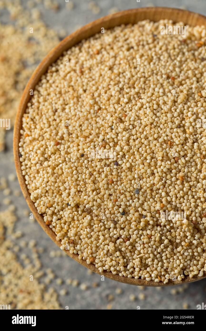Organische trockene weiße Quinoa-Körnung in einer Schüssel Stockfoto