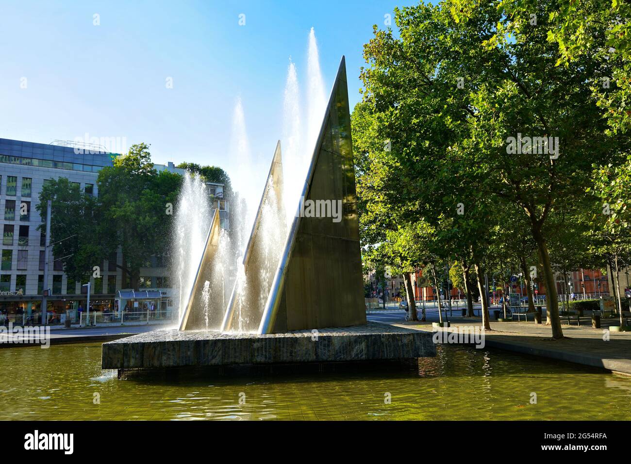 Der Three Sail Fountain / Mack Fountain von Bildhauer Heinz Mack mit glitzerndem Wasser im Hintergrund. Es wurde von 1986 - 1988 gebaut. Stockfoto