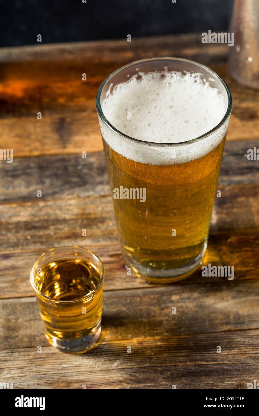 Erfrischendes alkoholfreies Chicago Handshake Bier und ein Schuss bereit  zum Trinken Stockfotografie - Alamy