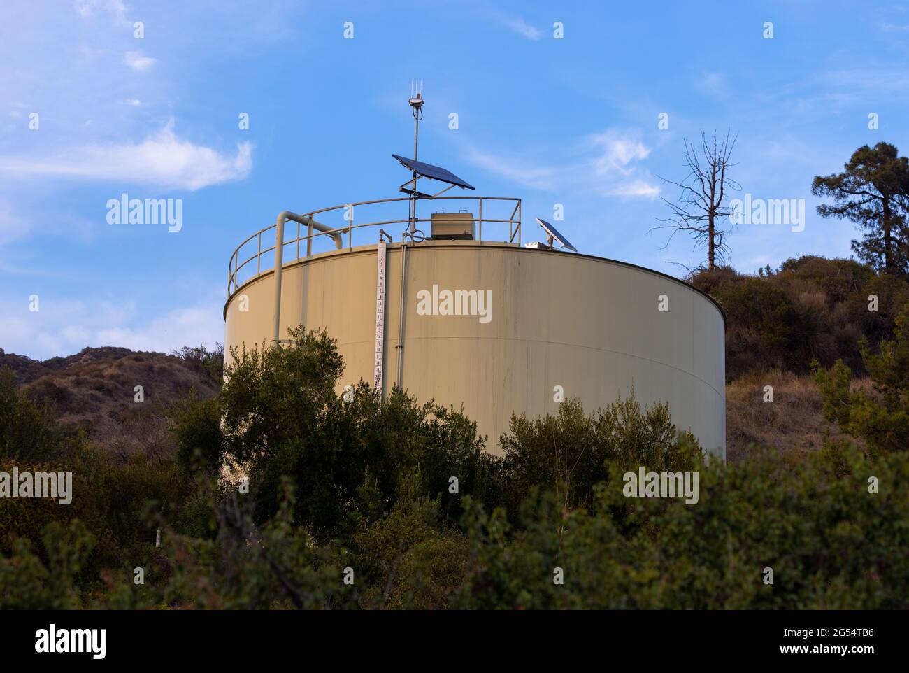 Großer Wasserbehälter bei Sonnenuntergang Stockfoto