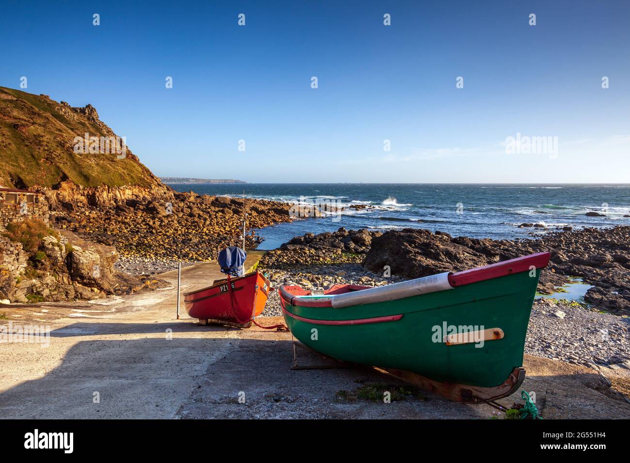 Fischerboote auf dem Slipway in der späten Nachmittagssonne in Priest Cove in der Nähe von St in Cornwall. Stockfoto