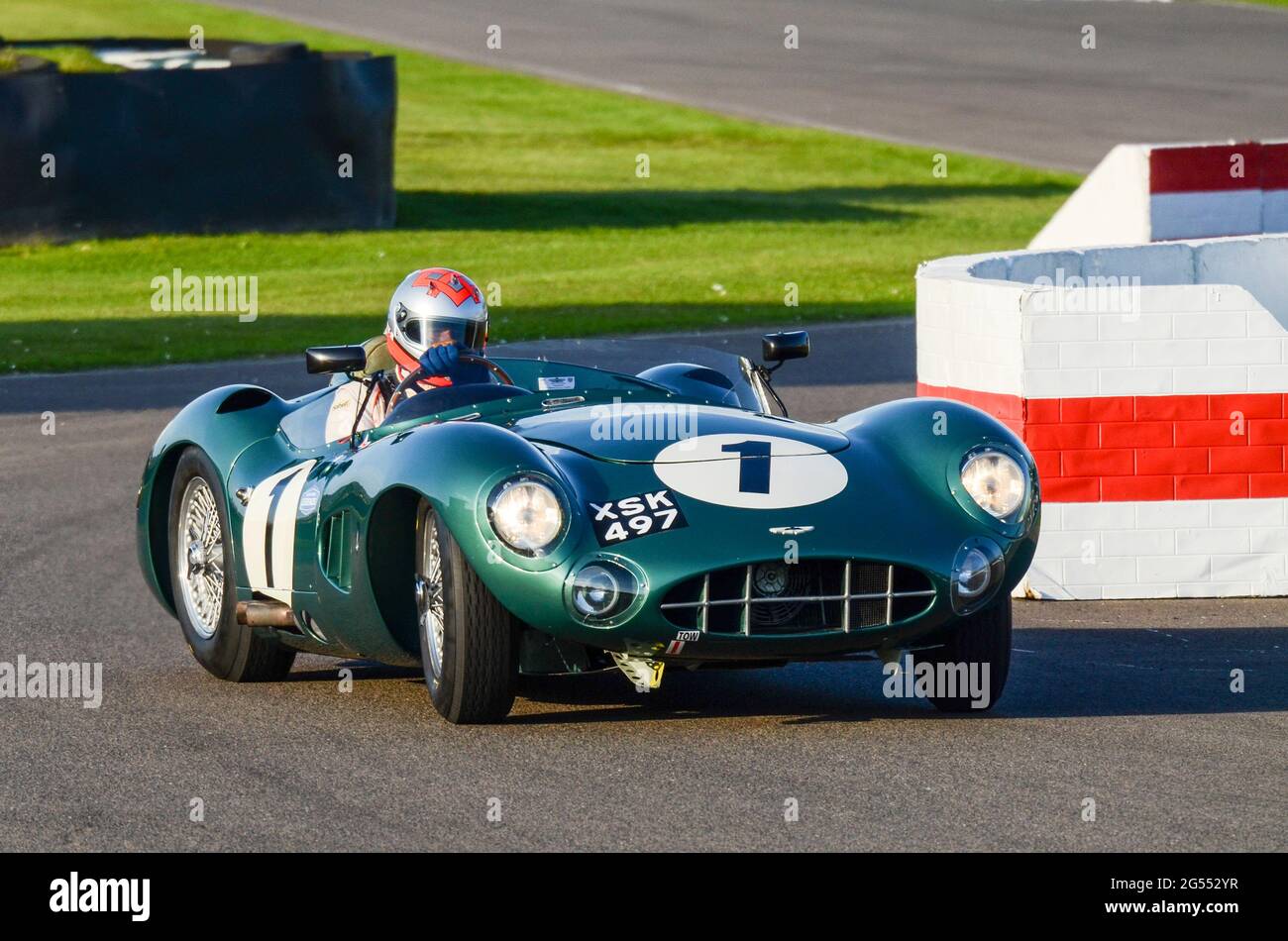 Aston Martin DBR1-Oldtimer-Rennen beim Goodwood Revival, gefahren von Bobby Verdon-Roe in der Sussex Trophy. Chassis DBR1/2 Baujahr 1957 Stockfoto