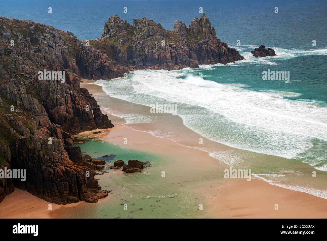 Blick vom Treen Cliff über den Pendvounder Beach in Cornwall an einem Sommermorgen, mit der Landzunge von Treryn Dinas in der Ferne. Stockfoto