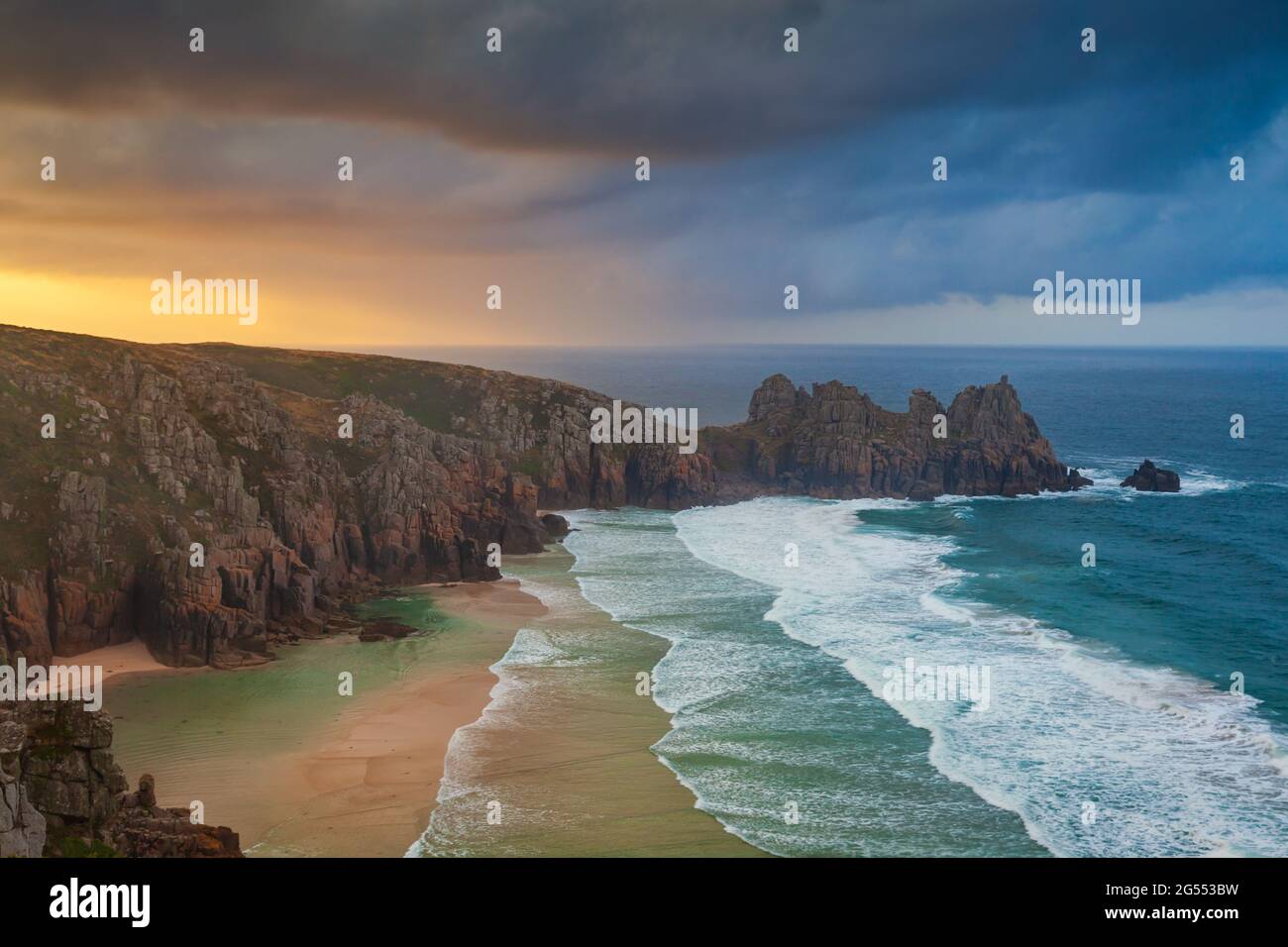 Blick vom Treen Cliff über den Pendvounder Beach in der Nähe von Porthcurno in Cornwall an einem stürmischen Sommermorgen, mit der Landzunge von Treryn Dinas in der Ferne Stockfoto