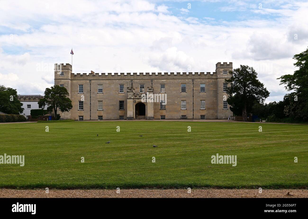 Das Syon House öffnete seine Türen am Donnerstag, dem 10. Juni, auf einer Probebasis wieder. Gruppen von jeweils sechs Personen werden auf eine Tour genommen, nur Gruppen von jeweils sechs Personen aufgrund von COVID-Einschränkungen.Syon House ist die West-Londoner Residenz des Duke of Northumberland. Das denkmalgeschützte Gebäude liegt im 200 Hektar großen Syon Park im Londoner Stadtteil Hounslow. Die traditionelle Londoner Residenz der Familie war das Northumberland House, das jetzt abgerissen wurde. Stockfoto