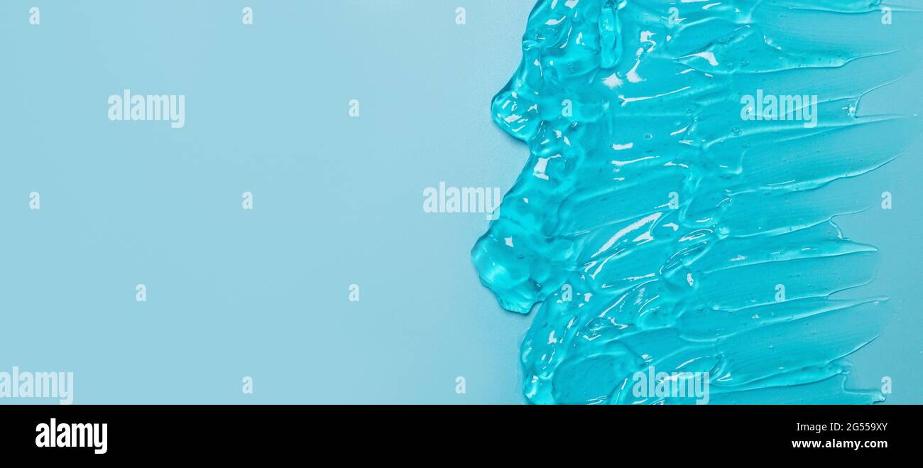 Transparente blaue klare Wasser Gel Oberflächenstruktur mit Blasen. Virenschutz. Flach liegend. Für Text platzieren Stockfoto