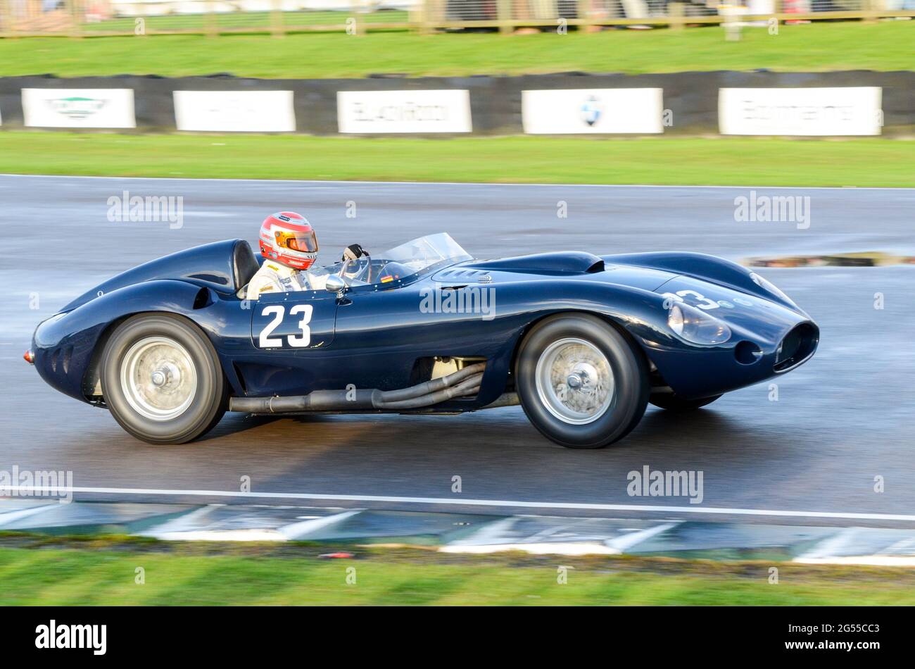 Maserati 450S beim Goodwood Revival 2011, Großbritannien, gefahren von Frank Stippler in der Sussex Trophy. Historischer Motorsport Stockfoto