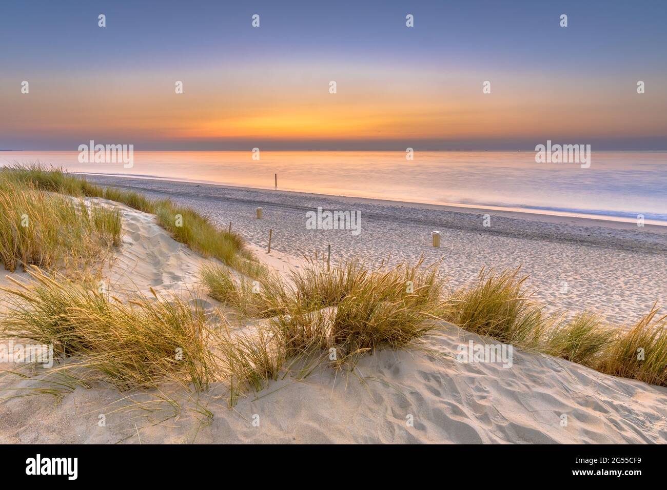 Sonnenuntergang Blick über den Ozean von der Düne über Nordsee und Kanal in Ouddorp, Provinz Zeeland, Niederlande. Outdoor-Szene der Küste in der Natur Europas. Stockfoto