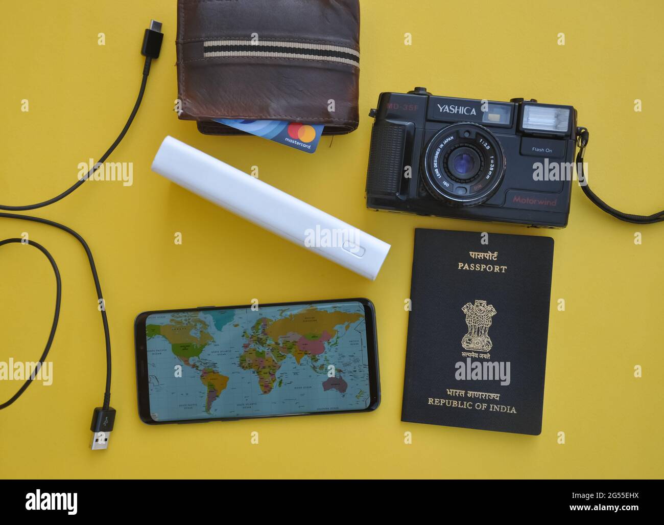 Mandi, Himachal Pradesh, Indien - 04 24 2021: Hoher Winkel des Sammelns der wesentlichen Sachen des Reisens für internationales Reisen, Konzept des internationalen Reisens Stockfoto