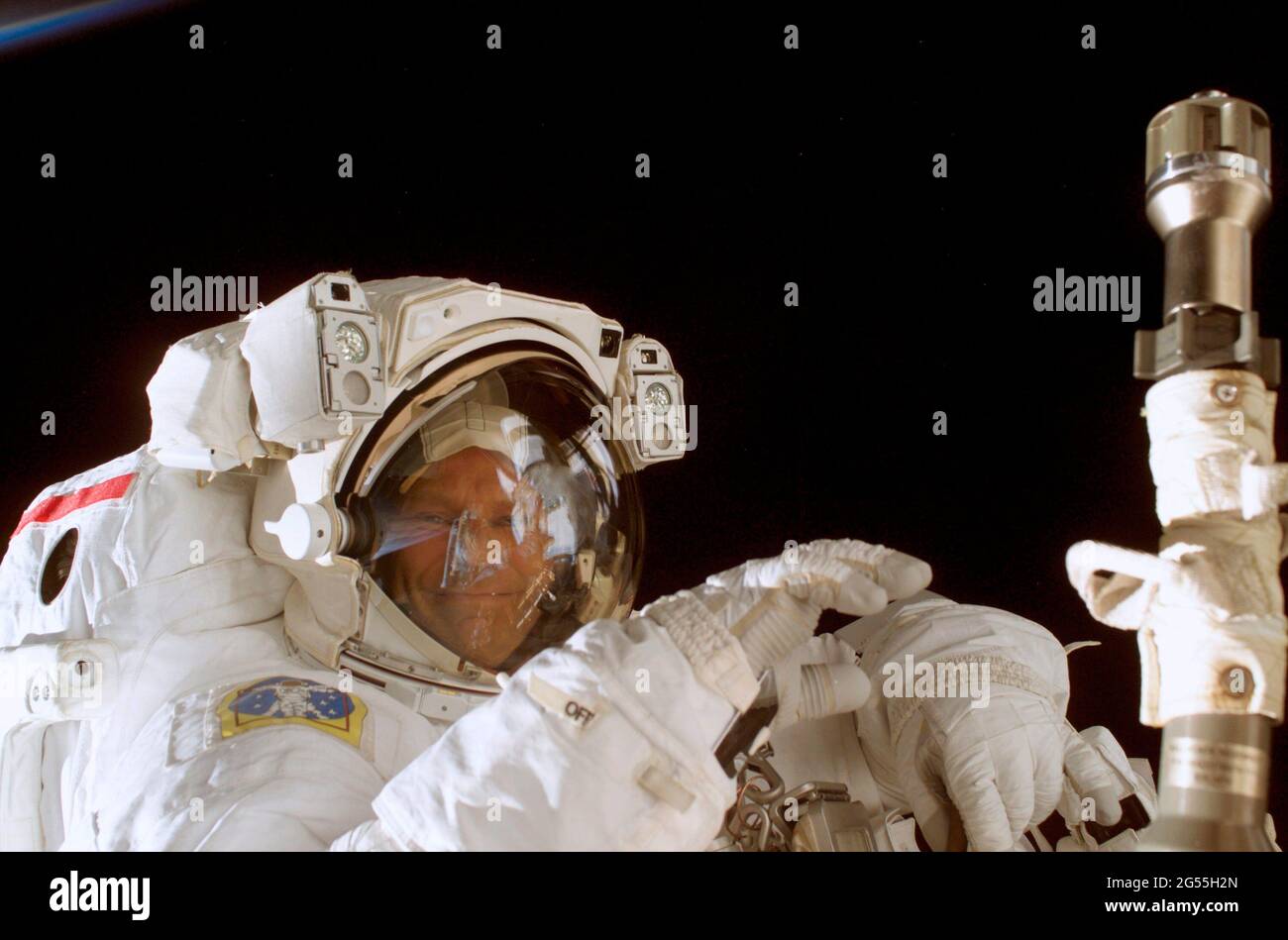 ENTDECKUNG DER RAUMFÄHRE AN BORD - 08. Juli 2006 - Astronaut Piers J Sellers, Missionsspezialist für STS-121, nimmt an der ersten Sitzung der Mission Teil Stockfoto