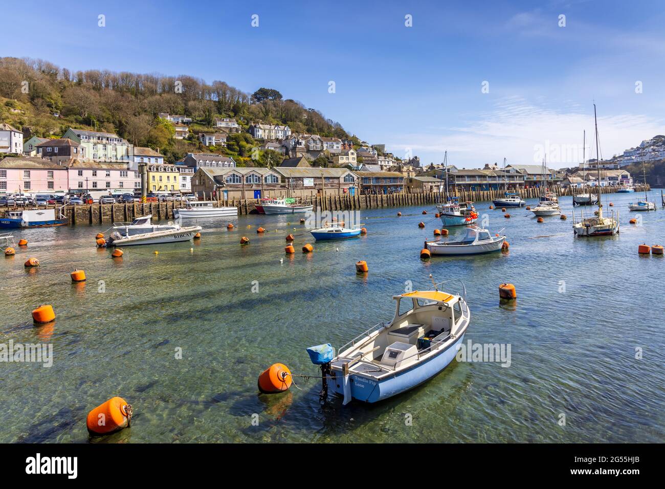 Die Boote vertäuten am Looe River in Cornwall. Looe ist ein sehr beliebter Ferienort und zeichnet sich auch durch seinen Fischmarkt und zahlreiche Fischerboote aus. Stockfoto