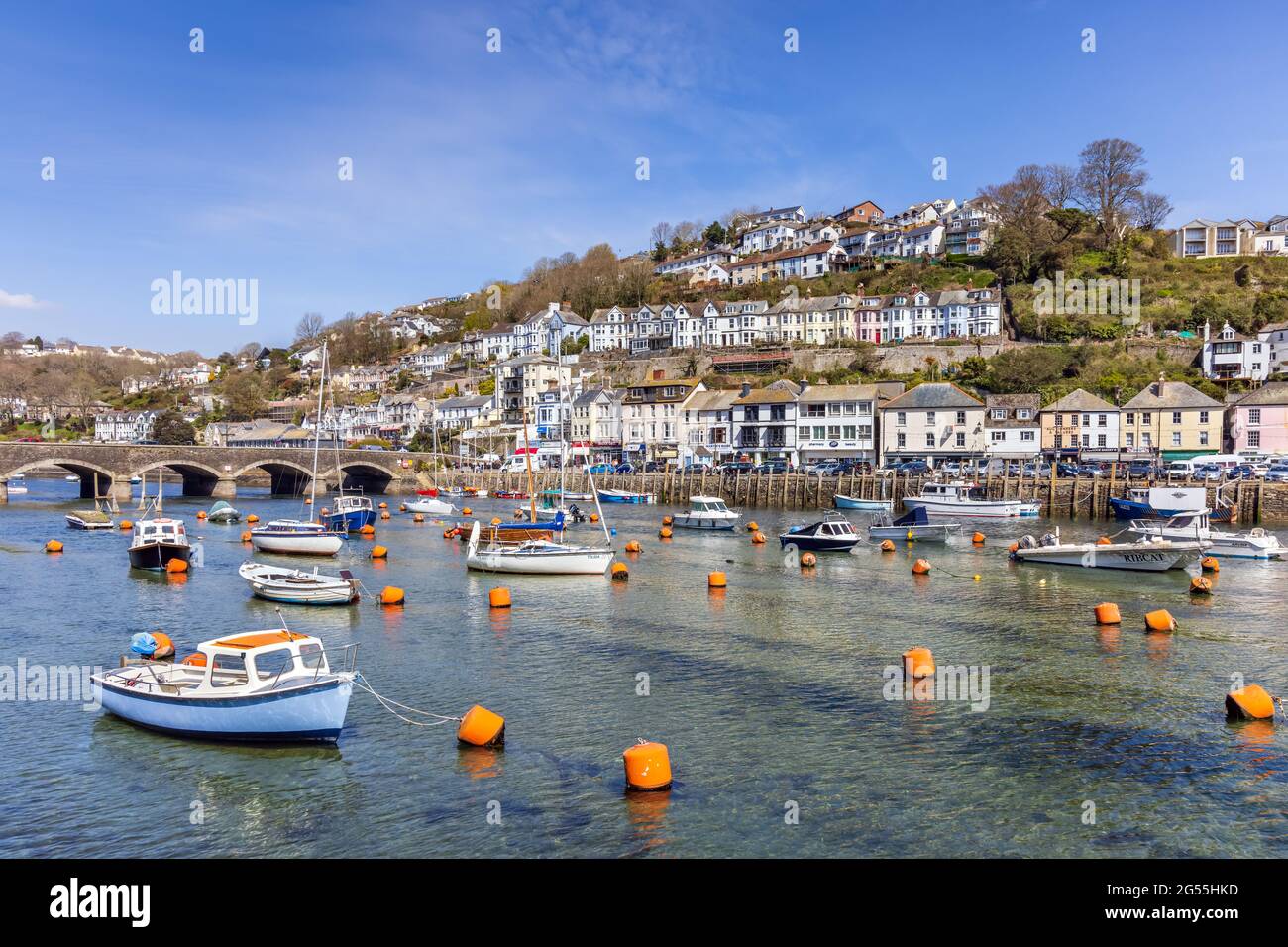 Die Boote vertäuten am Looe River in Cornwall. Looe ist ein sehr beliebter Ferienort und zeichnet sich auch durch seinen Fischmarkt und zahlreiche Fischerboote aus. Stockfoto