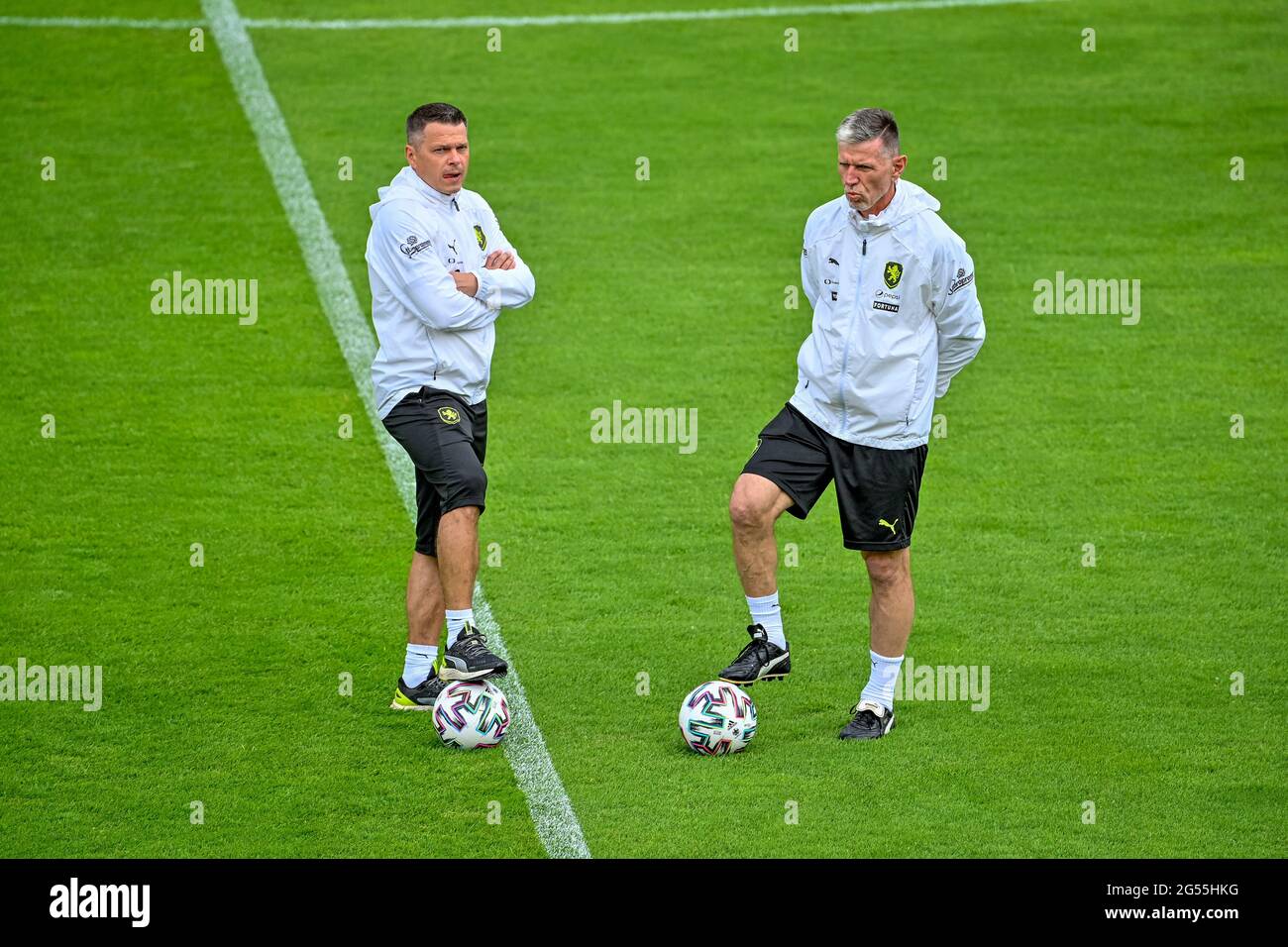 Prag, Tschechische Republik. Juni 2021. Manager Libor Sionko, links, und Trainer Jaroslav Silhavy nehmen am tschechischen Fußballmannschaftstraining in Prag, Tschechische Republik, am 25. Juni 2021 Teil. Quelle: VIT Simanek/CTK Photo/Alamy Live News Stockfoto