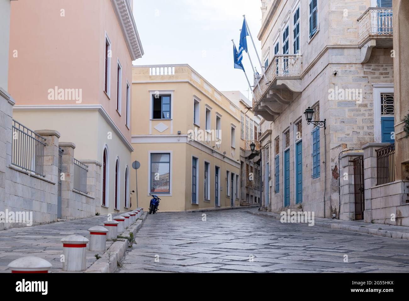Syros, Kykladen, Griechenland. Blick auf emblematische neoklassizistische Gebäude in der Hauptstadt von Siros Hermoupolis leere Kopfsteinpflasterstraßen Gehwege und Lanzen Stockfoto