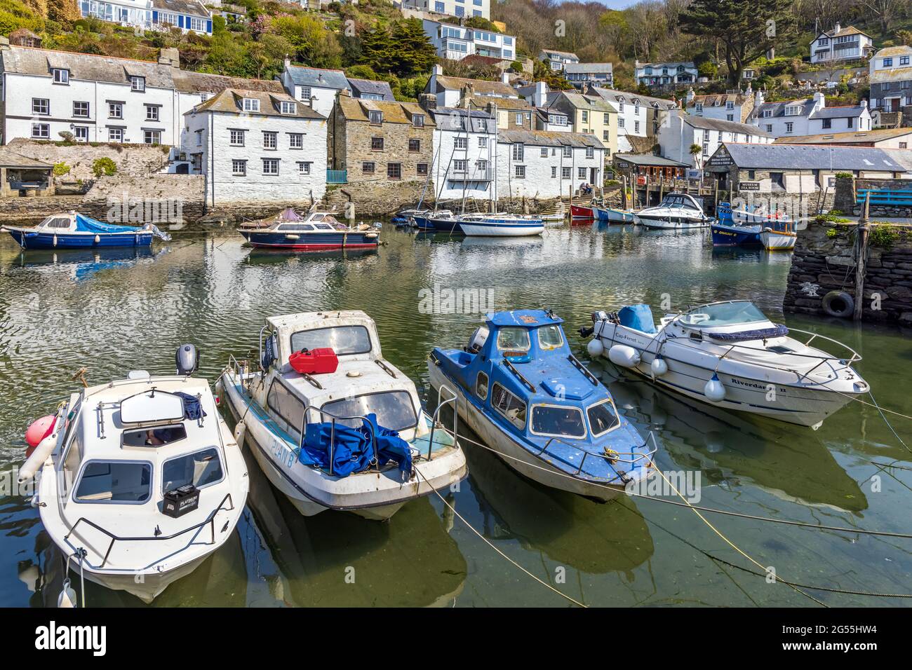 Die Boote vertäuten im Hafen von Polperro, einem charmanten und malerischen Fischerdorf im Südosten von Cornwall. Es ist ein wirklich entzückender Ort zum Besuchen. Stockfoto