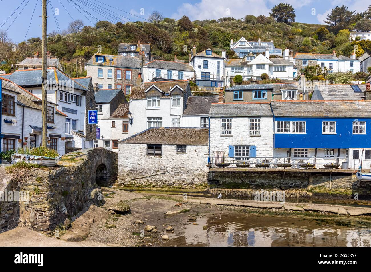 Malerische Ferienhäuser mit Blick auf den Hafen im charmanten Fischerdorf Polperro im Süden von Cornwall. Es ist ein wirklich entzückender Ort zum Besuchen. Stockfoto