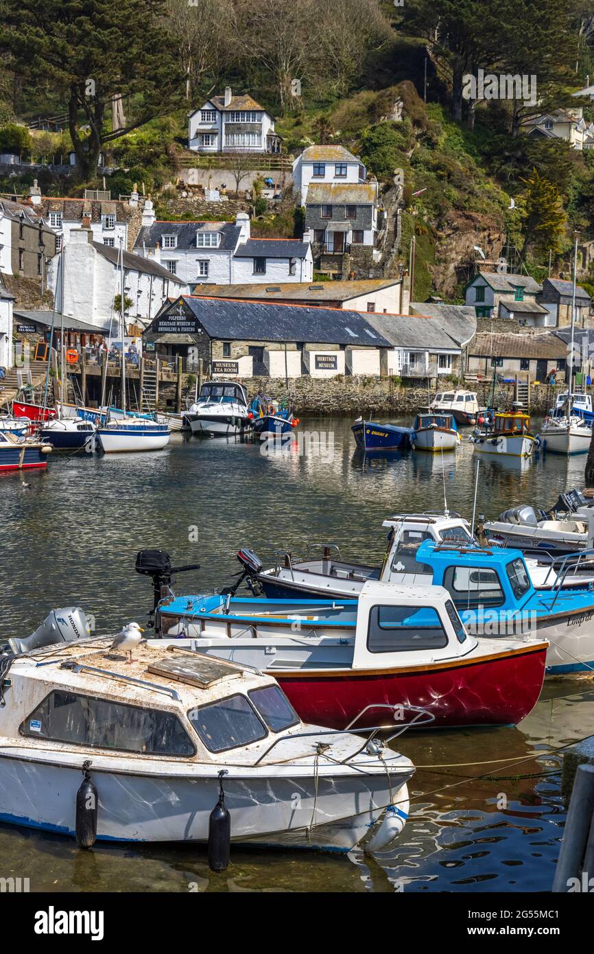Die Boote vertäuten im inneren Hafen von Polperro, einem charmanten und malerischen Fischerdorf im Südosten von Cornwall. Stockfoto