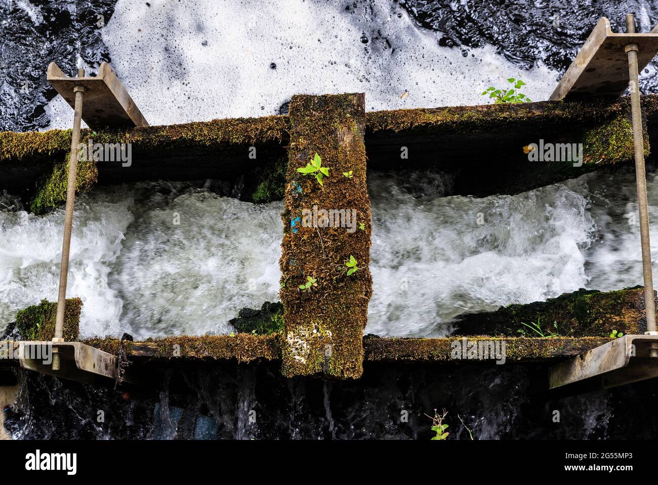 Turbinen zur Stromerzeugung aus Wasserkraft auf der Ilmenau in der niedersächsischen Altstadt von Lunenburg Stockfoto