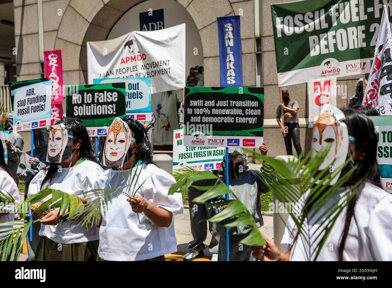 Klimaaktivisten in PPE-Anzügen protestieren vor dem Hauptquartier der Asiatischen Entwicklungsbank (ADB) in Mandaluyong City. Die Gruppe forderte die ADB, die derzeit das Asia Clean Energy Forum ausrichtet, und die teilnehmenden Finanzinstitutionen auf, die Finanzierung von Projekten mit fossilen Brennstoffen einzustellen und den Übergang zu erneuerbaren Energien zu ermöglichen. Metro Manila, Philippinen. Stockfoto