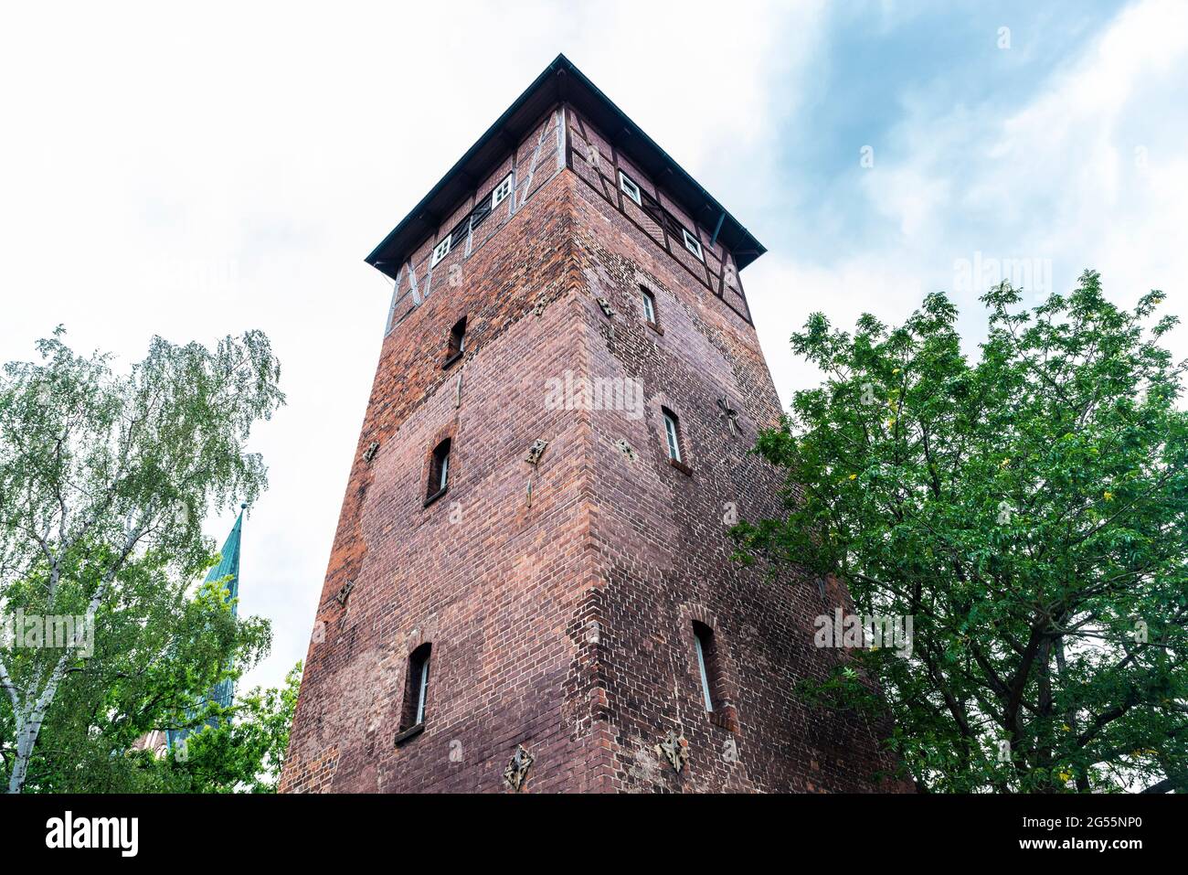 Alter mittelalterlicher Backsteinturm neben der Niedersächsischen Landesaufnahmebehörde in der Altstadt von Lunenburg, Niedersachsen, Deutschland Stockfoto