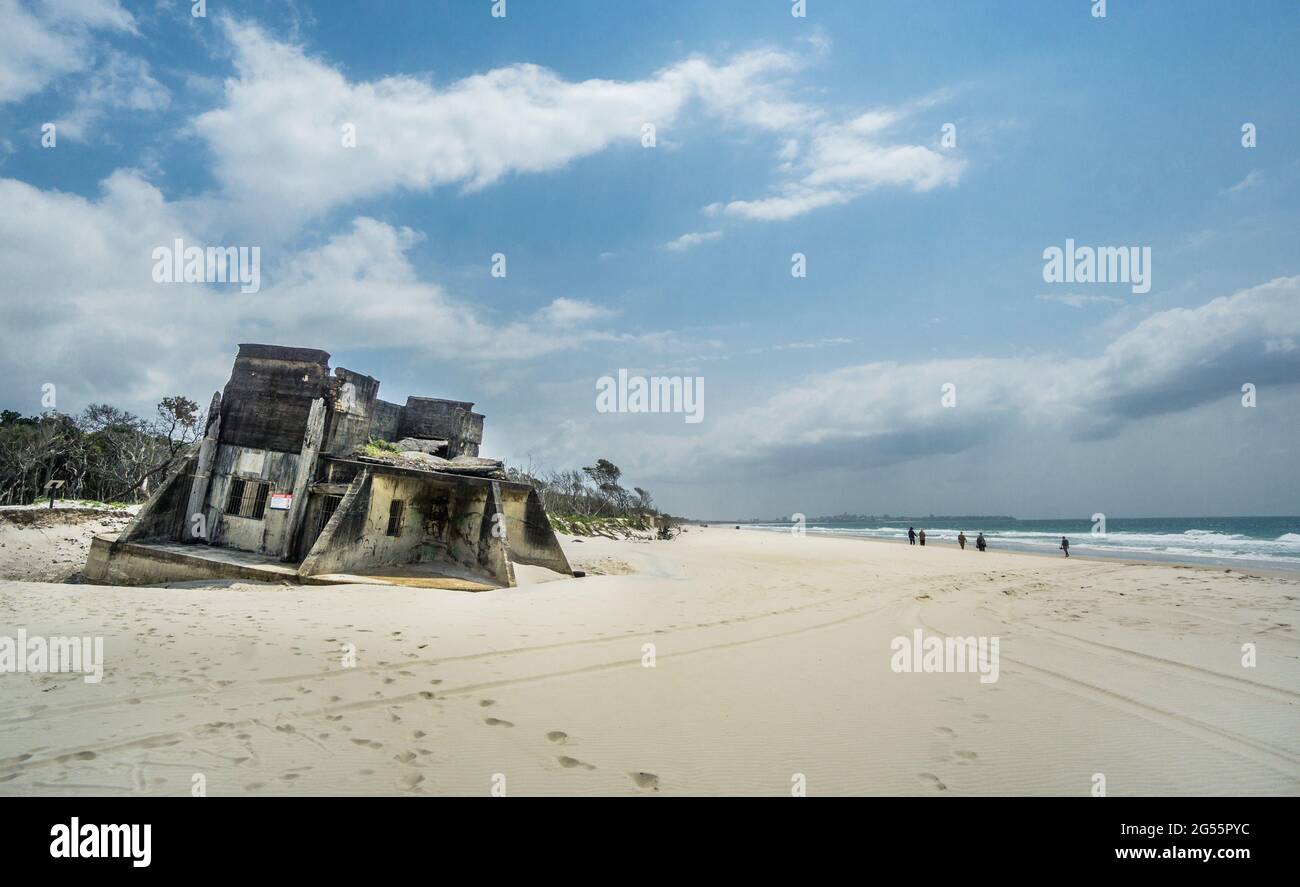 Historische Überreste einer Waffeneinbringung von Fort Bribie aus dem 2. Weltkrieg am Meeresstrand des Bribie Island National Park, Region Moreton Bay, Queensland, Australien Stockfoto