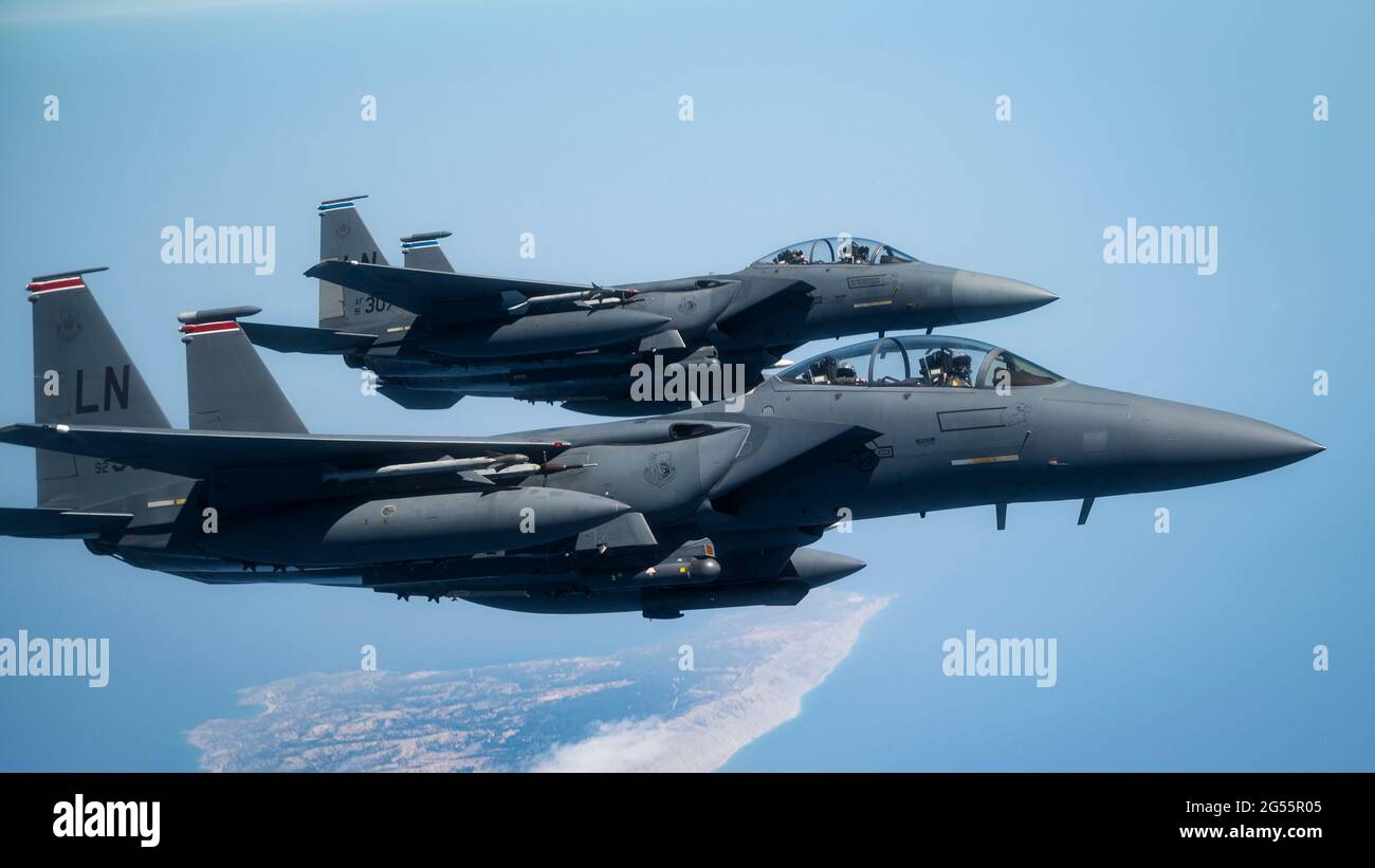 US Air Force F-15E Schlag Eagle-Kampfflugzeug mit dem 492. Jagdgeschwader während des Trainings Poseidons ragen am 7. Juni 2021 über der Ägäis. Stockfoto