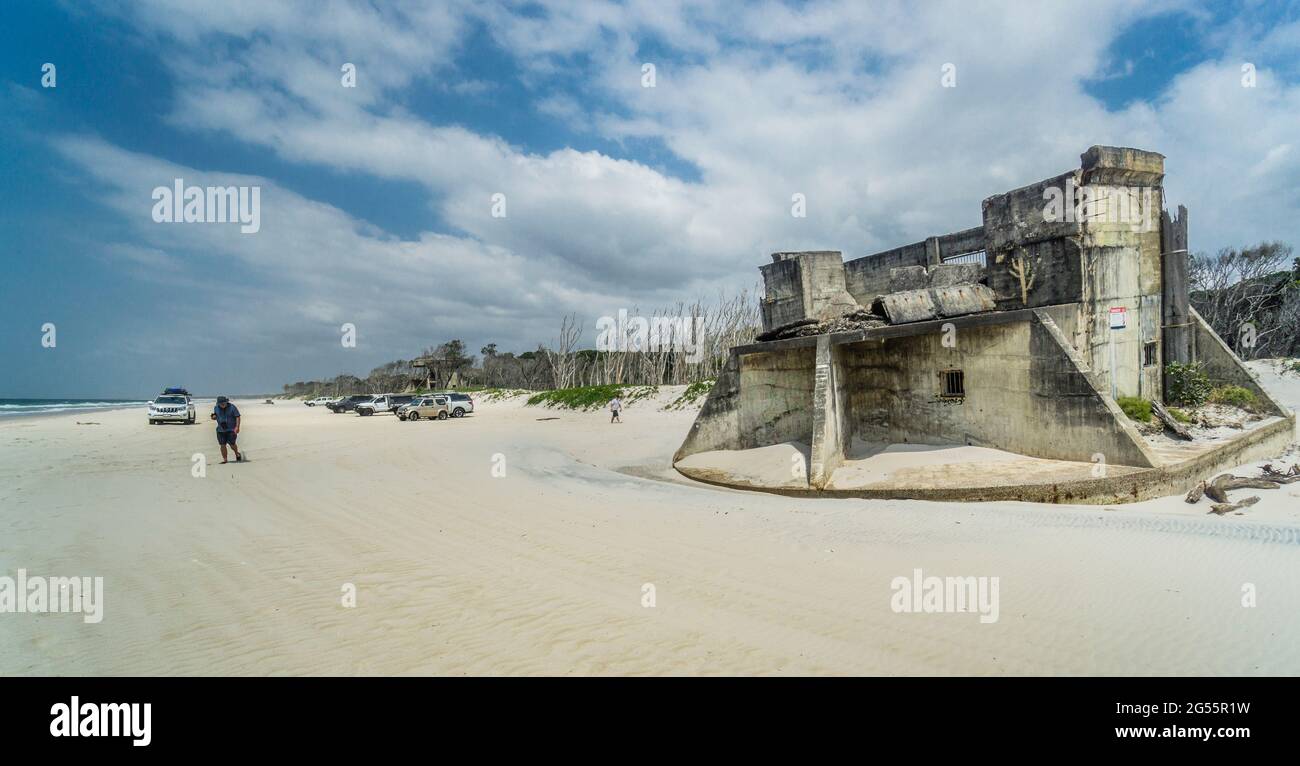 Historische Überreste einer Waffeneinbringung von Fort Bribie aus dem 2. Weltkrieg am Meeresstrand des Bribie Island National Park, Region Moreton Bay, Queensland, Australien Stockfoto