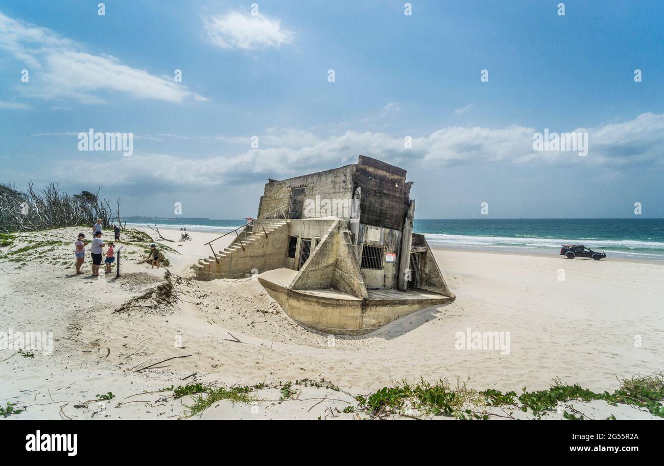 Historische Überreste einer Waffeneinbringung von Fort Bribie aus dem 2. Weltkrieg am Meeresstrand des Bribie Island National Park, Region Moreton Bay, Queensland, Australien Stockfoto