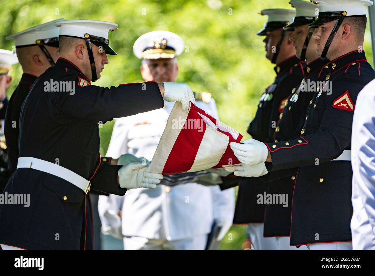 Der Ehrengarde des US-Marine Corps faltete die Flagge während einer feierlichen Zeremonie für den ehemaligen US-Senator und das Marine Corps, 1. LT. John Warner, während seiner Beerdigung auf dem Nationalfriedhof von Arlington am 23. Juni 2021 in Arlington, Virginia. Warner, 30 Jahre lang Senator für Virginia und Navy-Sekretär, starb am 25. Mai. Stockfoto