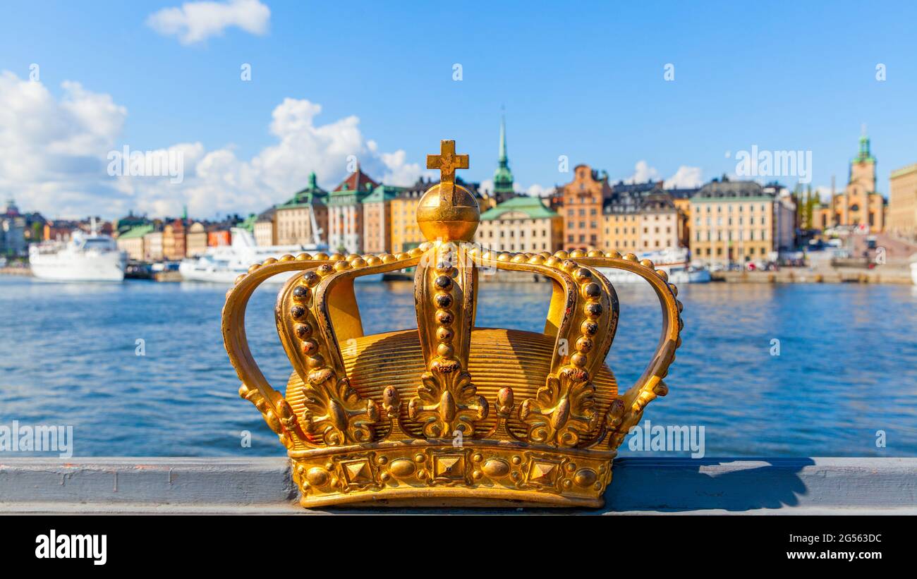 Goldene Krone auf der Skeppsholm Brücke in Stockholm, Schweden. Wahrzeichen, Stadtbild Stockfoto