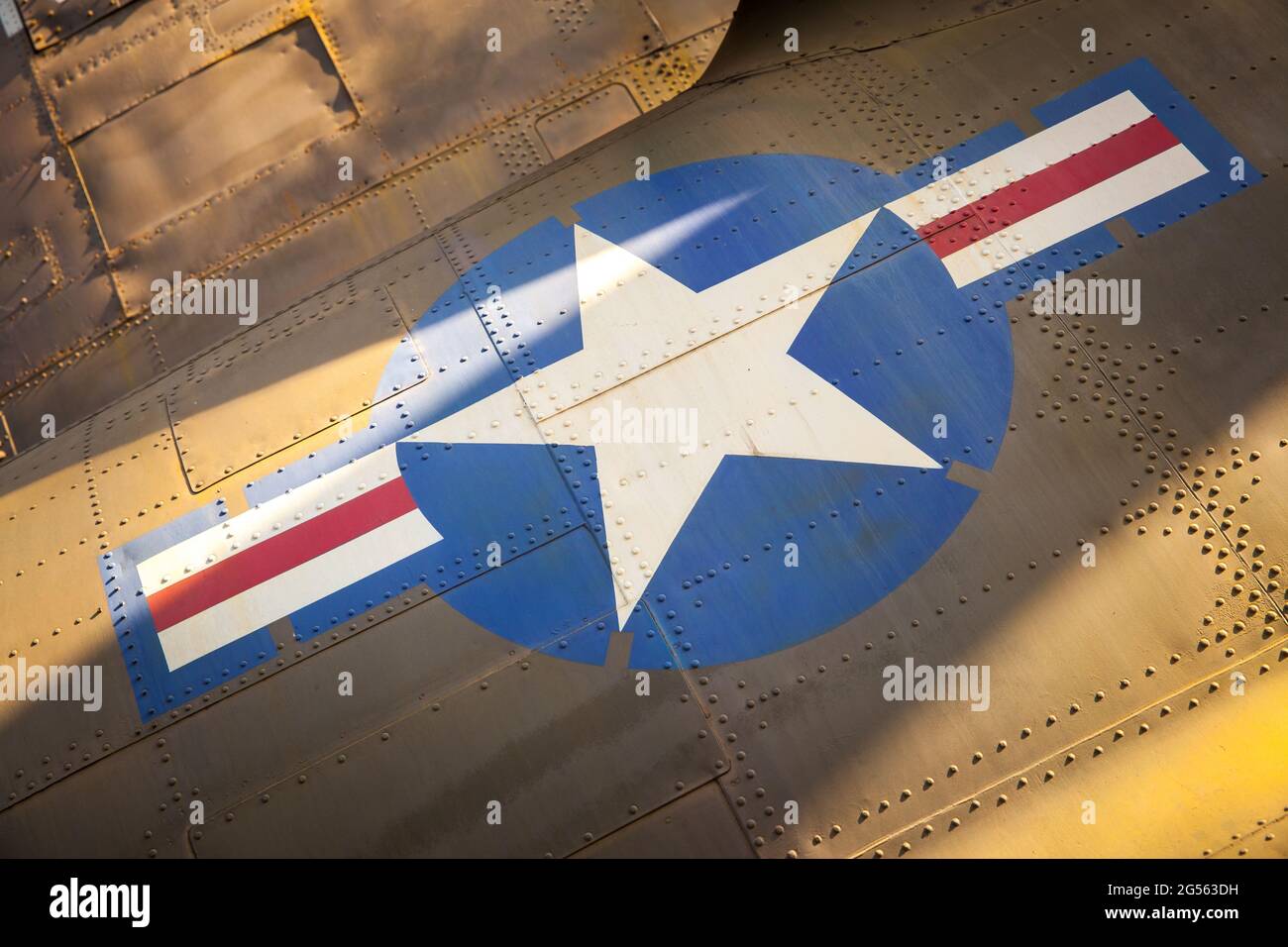 DIE STARS und Streifen DER US Air Force sind auf der Seite alter Militärflugzeuge aus der Nähe zu sehen Stockfoto