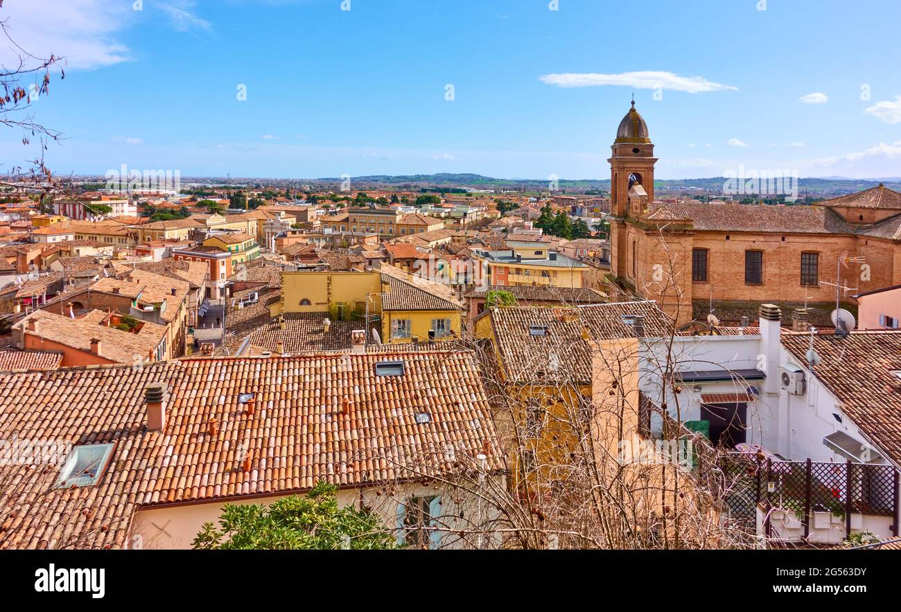 Ansicht der alten italienischen Stadt Santarcangelo di Romagna in Emilia-Romagna, Italien. Stadtbild mit Ziegeldächern, Panoramablick Stockfoto