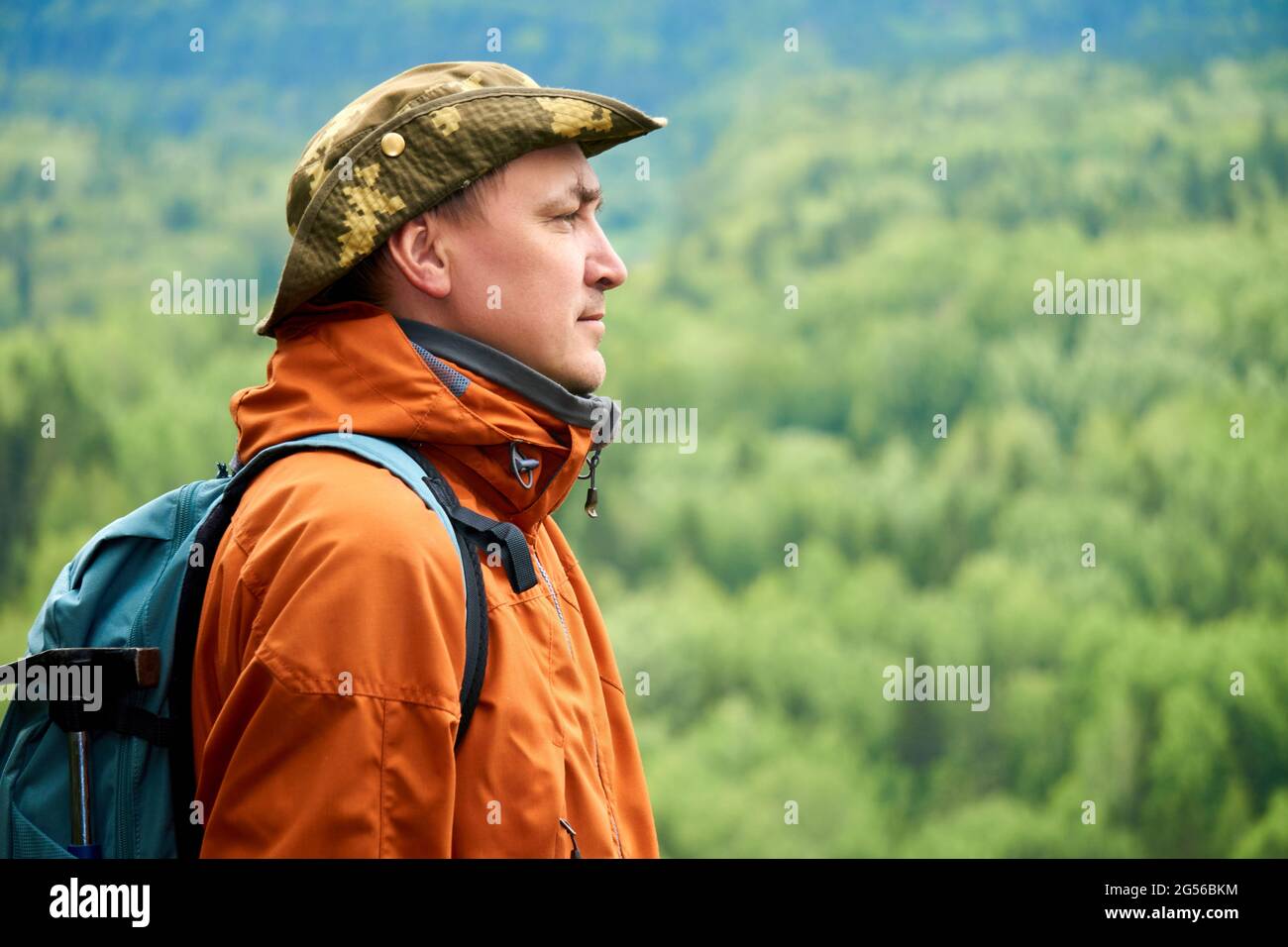 Mann Reisende Naturforscher vor dem Hintergrund einer bewaldeten Berglandschaft Stockfoto