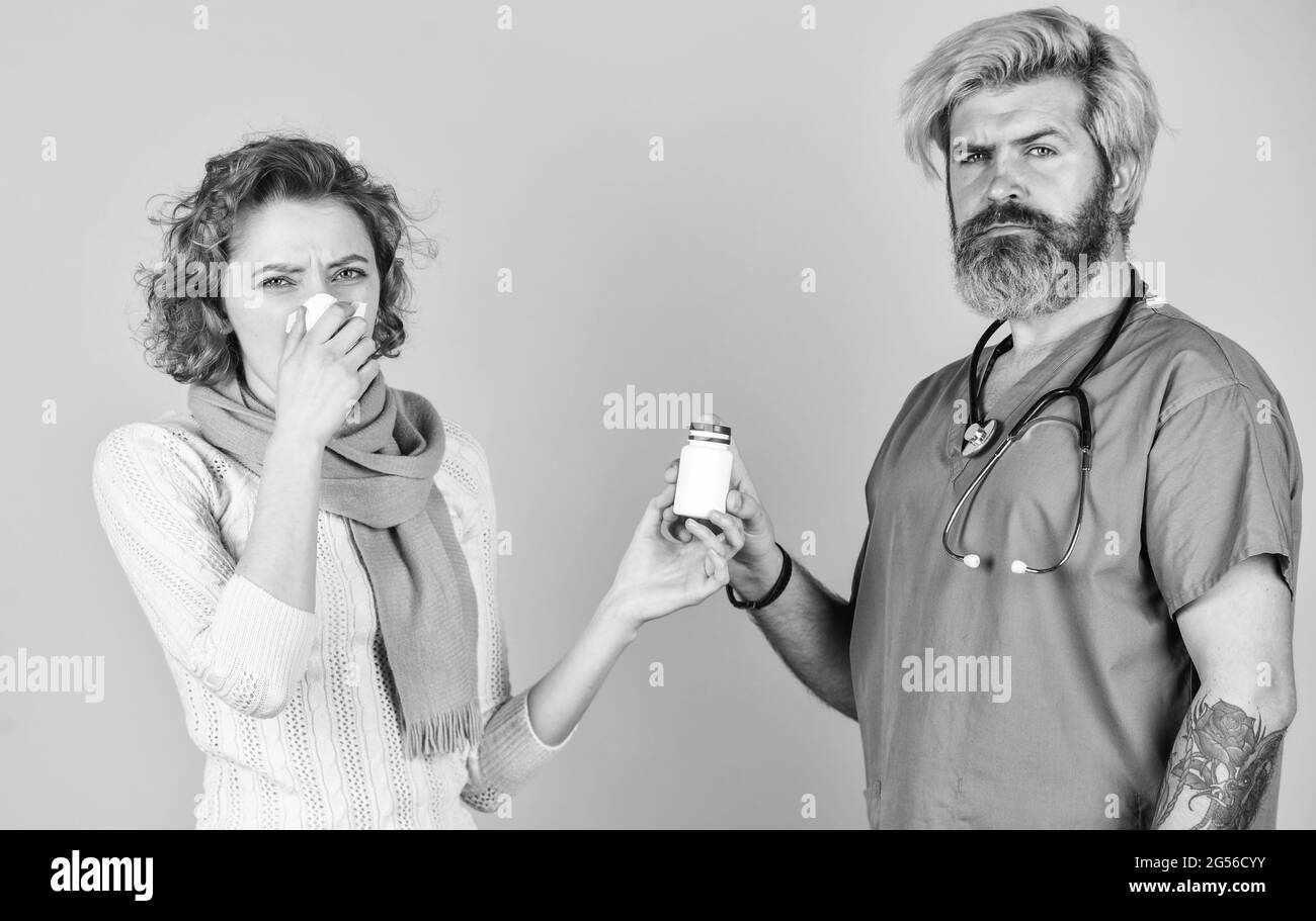 Gesundheit und Menschen. Patient und Arzt halten Pillen. Frau mit laufender Nase bei der Konsultation der Krankenschwester. Apotheke. Coronavirus aus china. Epidemie Stockfoto