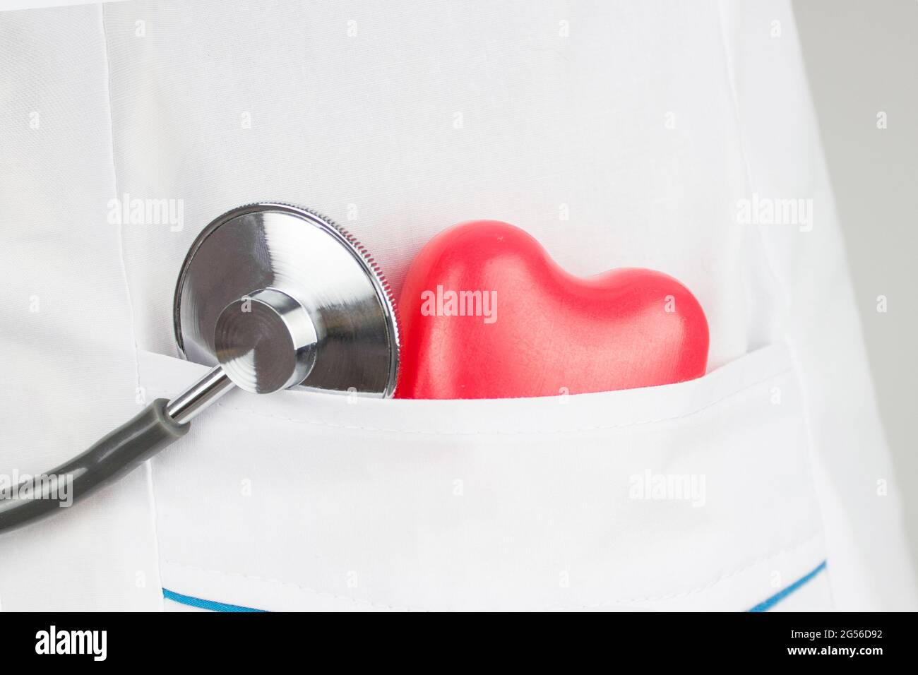 Stethoskop und rotes Herz auf Herz-Check. Konzept Gesundheitswesen. Krankheitsdiagnostik Medizin, Gesundheitswesen und Kardiologie Konzept mit einem roten Herz und eine ste Stockfoto