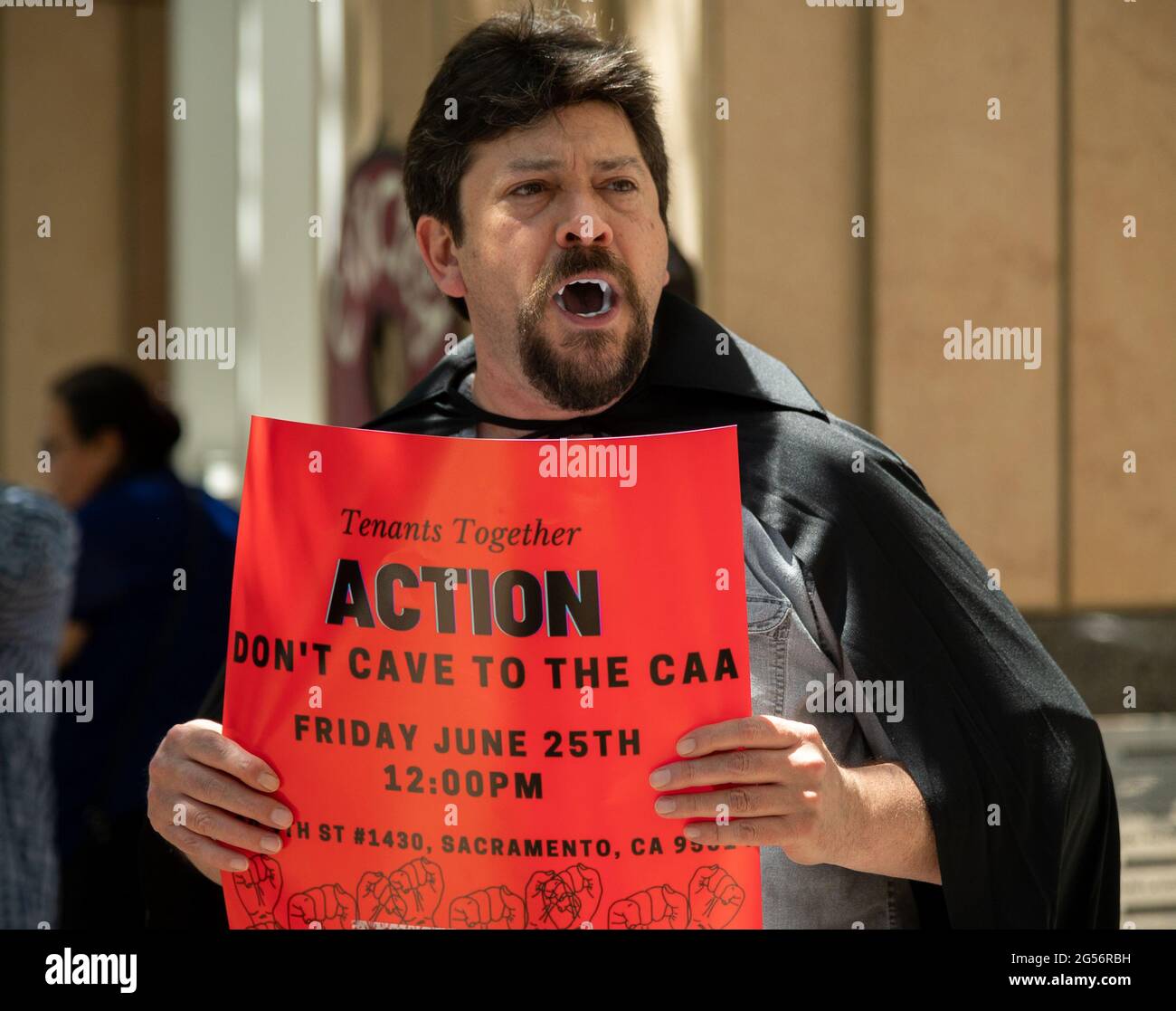Sacramento, CA, USA. Juni 2021. Der Mieter Jon Goodman aus Antioch, der ein Vampire-Kostüm trägt, protestiert mit Mietern und Fürsprechern vor dem Hauptquartier der California Apartment Association (CAA), um gegen die Aussagen der Organisation zu protestieren, dass am Freitag, den 25. Juni 2021 in Sacramento Zwangsräumungsschutzmaßnahmen aufgrund von COVID''19 nicht mehr erforderlich sind. Quelle: Paul Kitagaki Jr./ZUMA Wire/Alamy Live News Stockfoto