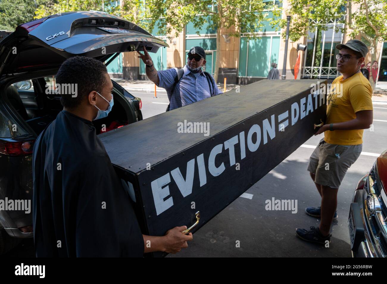 Sacramento, CA, USA. Juni 2021. Mieter und Fürsprecher tragen eine Schatulle, um vor dem Hauptquartier der California Apartment Association (CAA) zu protestieren, um gegen die Erklärungen der Organisation zu protestieren, dass am Freitag, den 25. Juni 2021 in Sacramento Zwangsräumungsschutzmaßnahmen aufgrund von COVID''19 nicht mehr erforderlich sind. Quelle: Paul Kitagaki Jr./ZUMA Wire/Alamy Live News Stockfoto