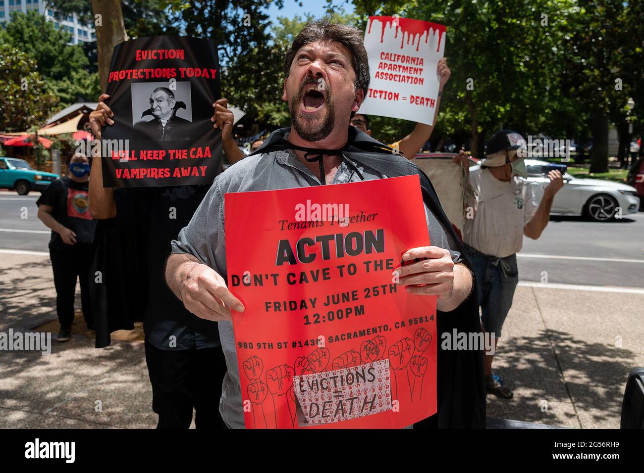 Sacramento, CA, USA. Juni 2021. Der Mieter Jon Goodman aus Antioch, der ein Vampire-Kostüm trägt, protestiert mit Mietern und Fürsprechern vor dem Hauptquartier der California Apartment Association (CAA), um gegen die Aussagen der Organisation zu protestieren, dass am Freitag, den 25. Juni 2021 in Sacramento Zwangsräumungsschutzmaßnahmen aufgrund von COVID''19 nicht mehr erforderlich sind. Quelle: Paul Kitagaki Jr./ZUMA Wire/Alamy Live News Stockfoto