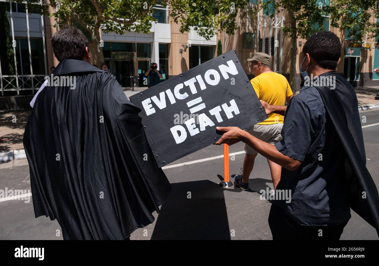 Sacramento, CA, USA. Juni 2021. Mieter und Fürsprecher tragen eine Schatulle, um vor dem Hauptquartier der California Apartment Association (CAA) zu protestieren, um gegen die Erklärungen der Organisation zu protestieren, dass am Freitag, den 25. Juni 2021 in Sacramento Zwangsräumungsschutzmaßnahmen aufgrund von COVID''19 nicht mehr erforderlich sind. Quelle: Paul Kitagaki Jr./ZUMA Wire/Alamy Live News Stockfoto