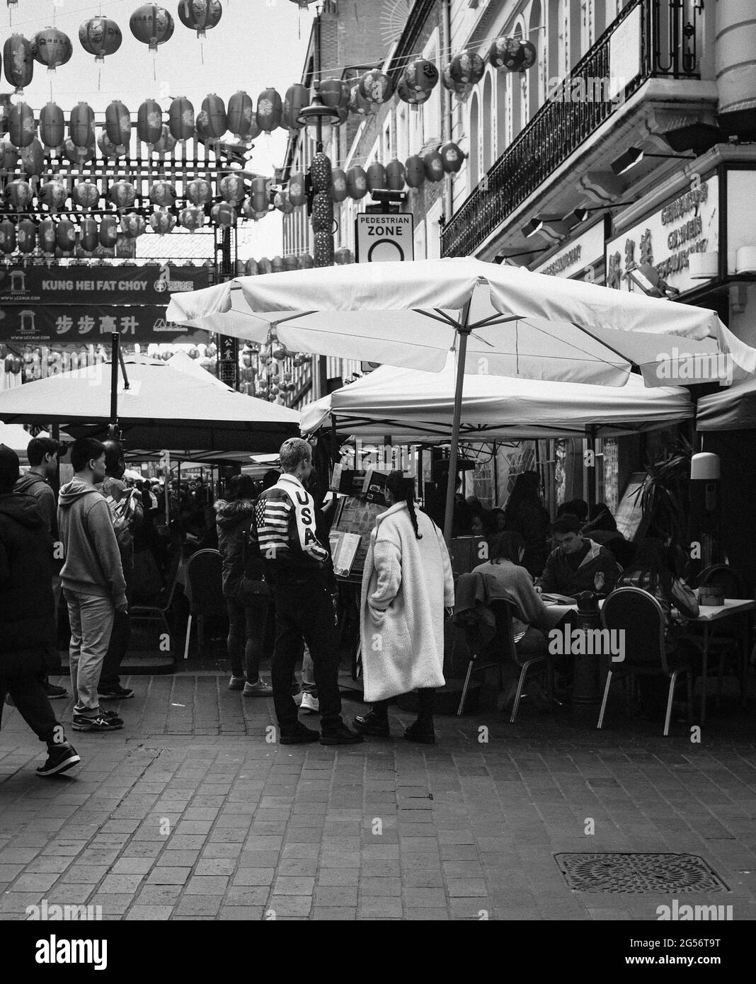 Menschen und Luftballons, Chinatown, London, Großbritannien Stockfoto