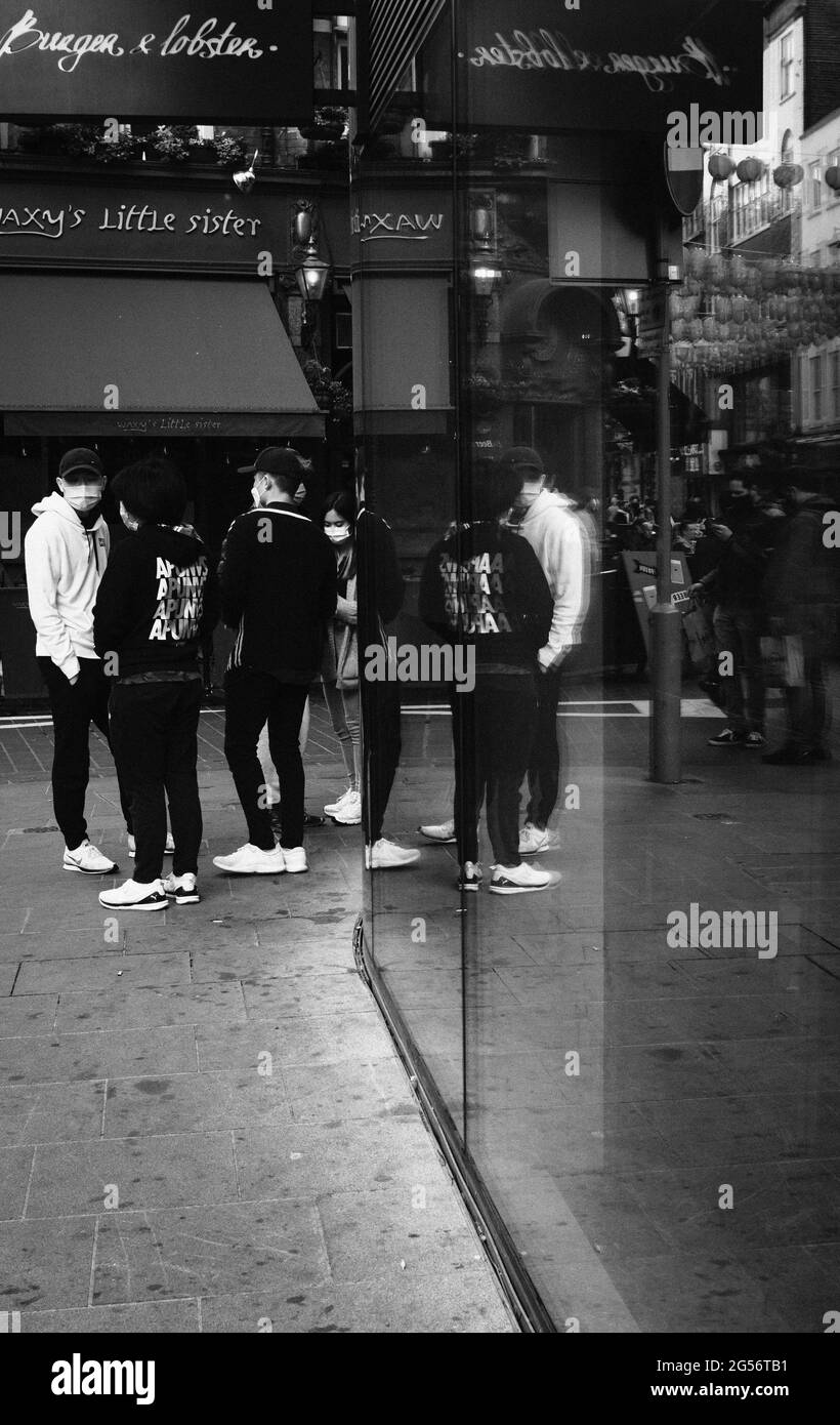 Reflection of Kids, Wardour Street, Chinatown, London, Großbritannien Stockfoto