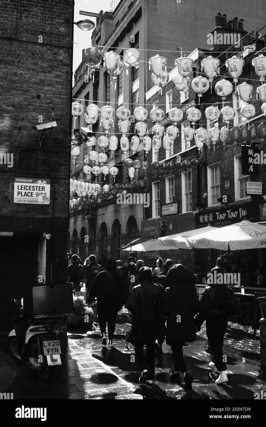 Menschen und Luftballons, Chinatown, London, Großbritannien Stockfoto