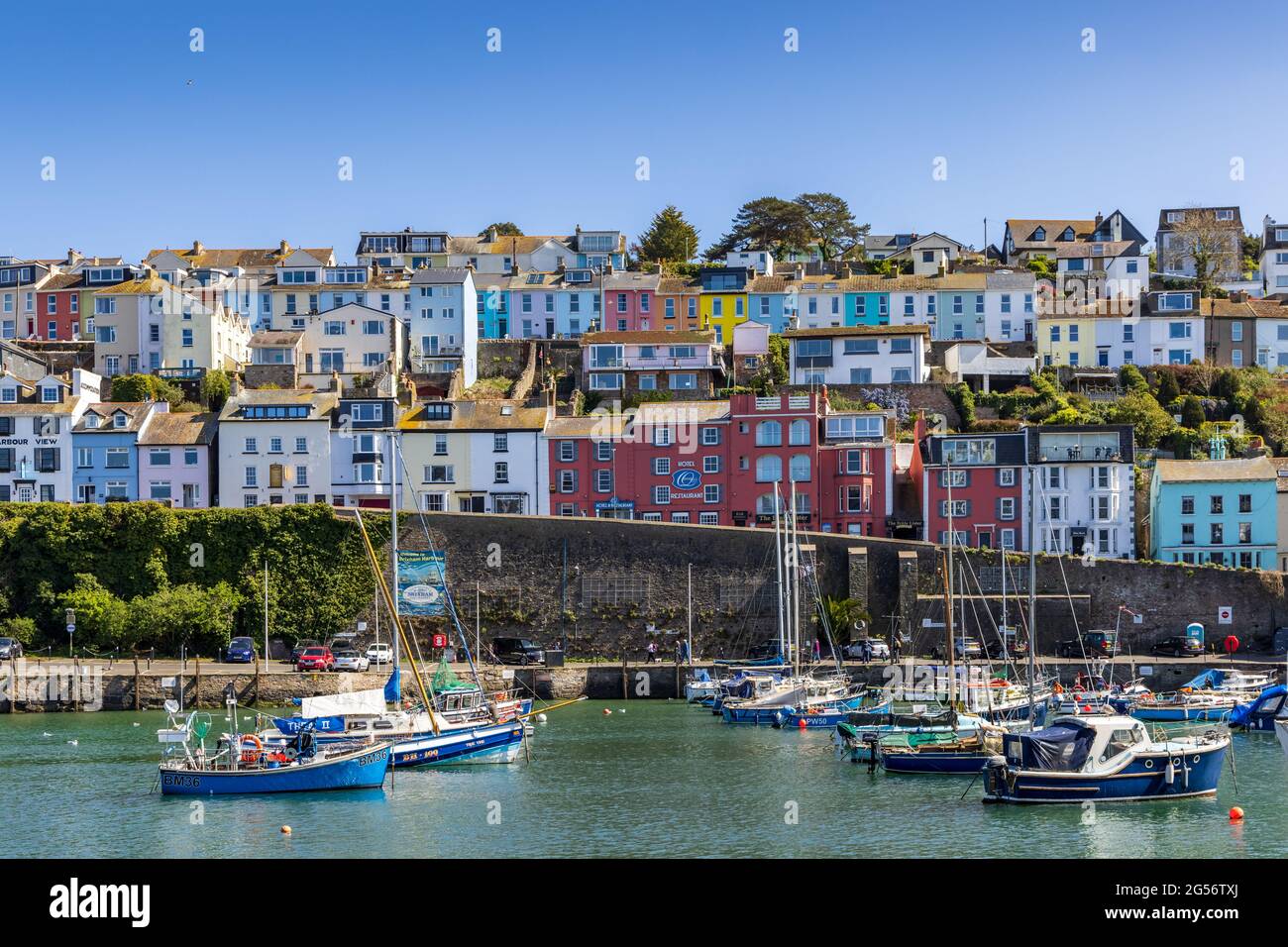 Farbenfrohe Häuser mit Blick auf den Innenhafen von Brixham im Süden von Devon. Stockfoto